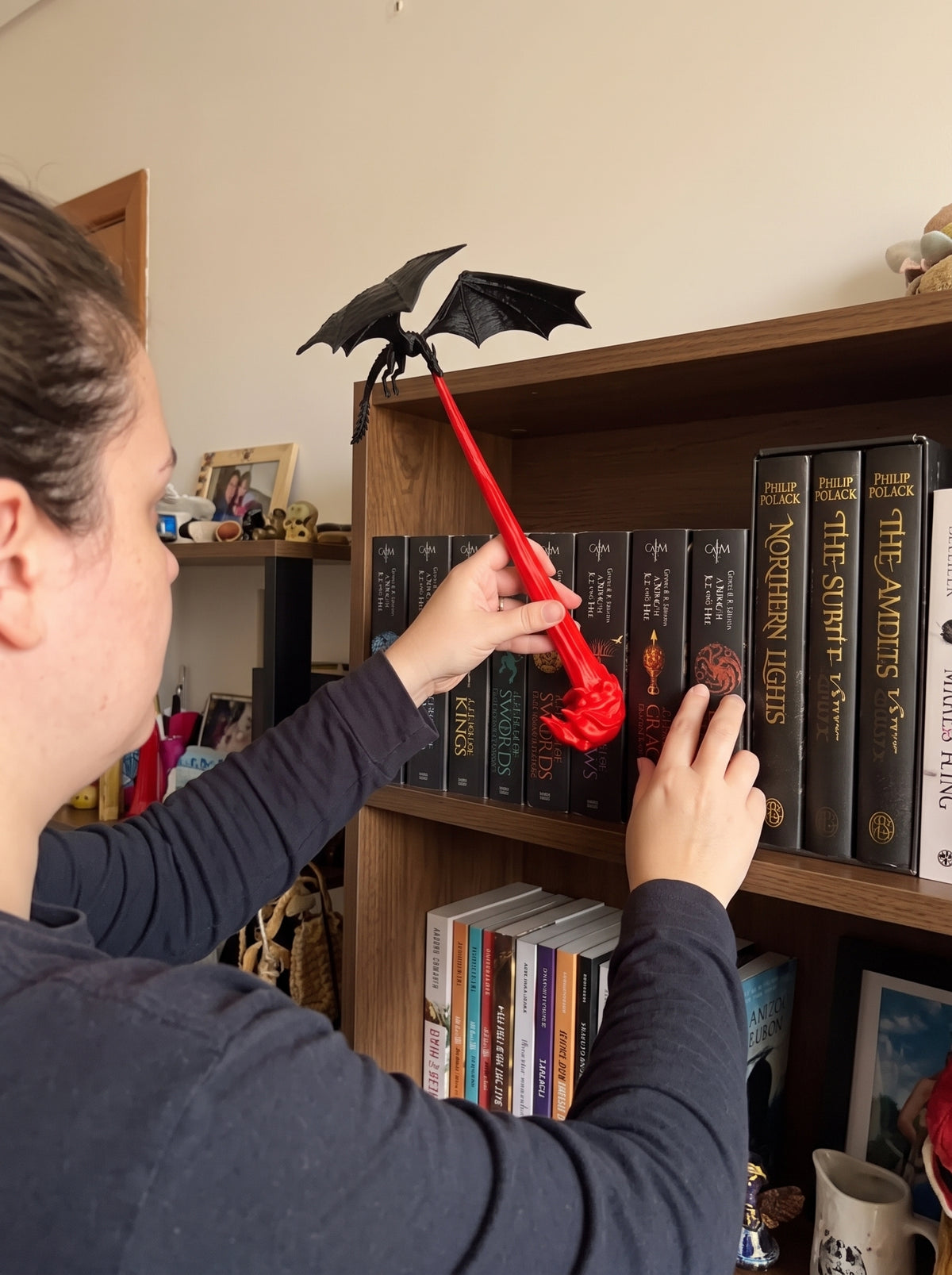 Dragão Decorativo para Estante | Um Toque Medieval Entre Seus Livros